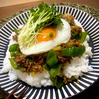 合挽きひき肉とネギとピーマンの旨辛炒め丼♪